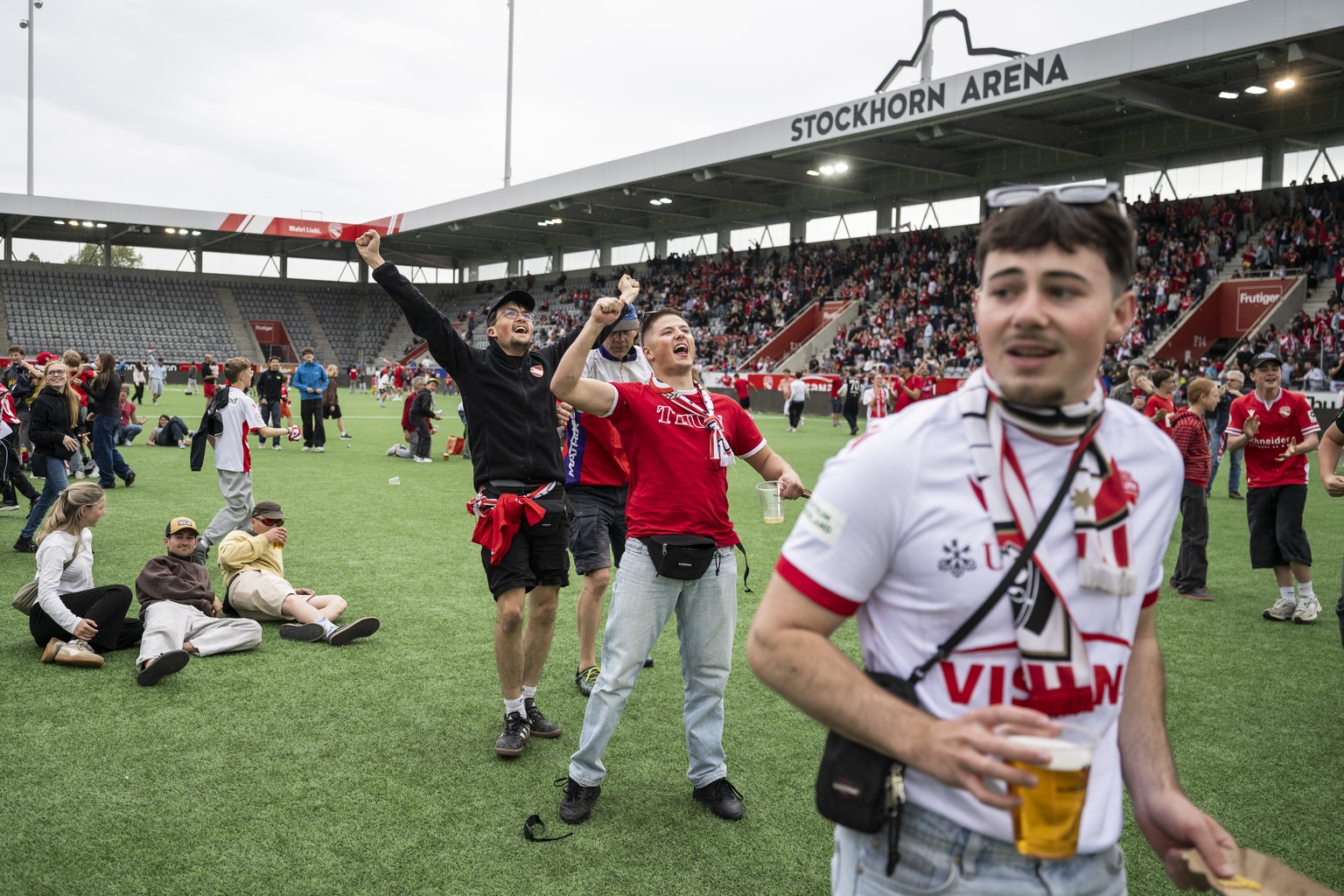 FC Thun Fans jubeln am Public Viewing des Spiels FC St. Gallen-FC Sion beim zweiten Tor des FC Sion, am Sonntag, 3. Mai 2026 in der Stockhorn Arena in Thun. Verliert der FC St. Gallen Punkte, ist dem  ...