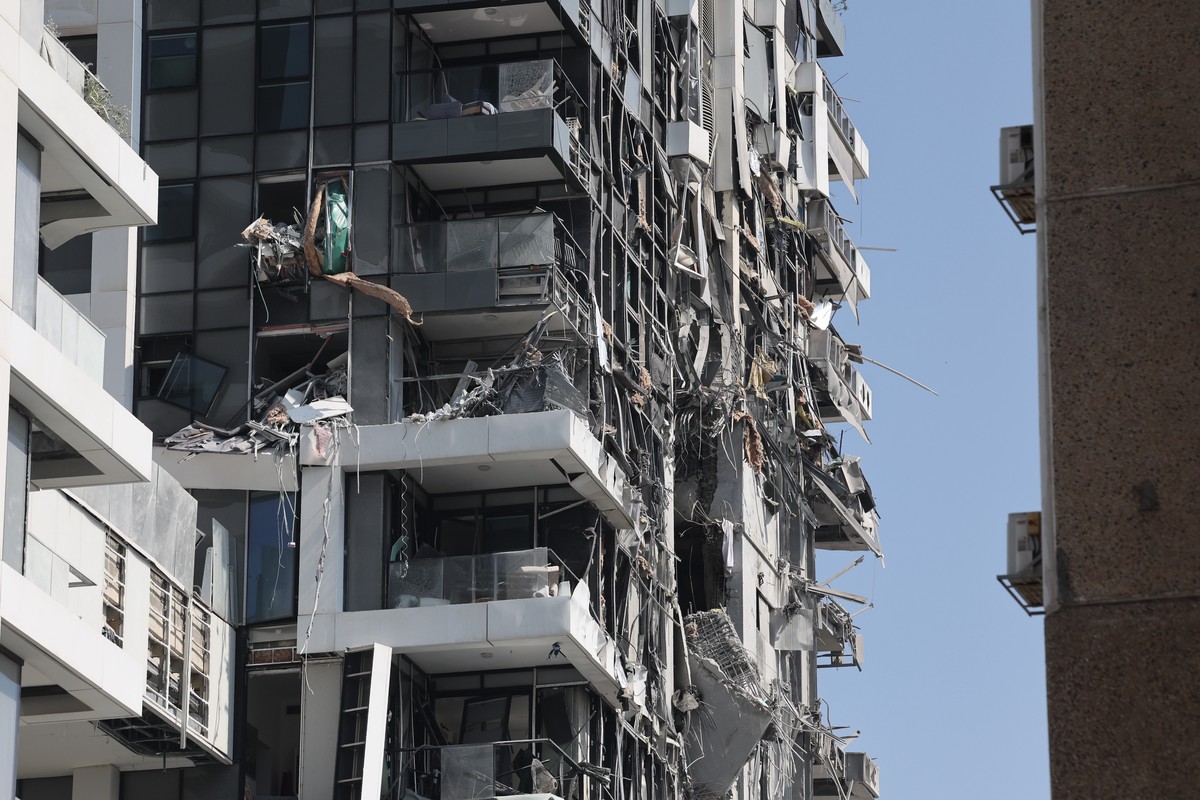 epa12174618 A damaged residential building after a ballistic missile strike in Tel Aviv, Israel, 14 June 2025. Israel's military said Iran launched dozens of missiles and drones toward Israel, wi ...