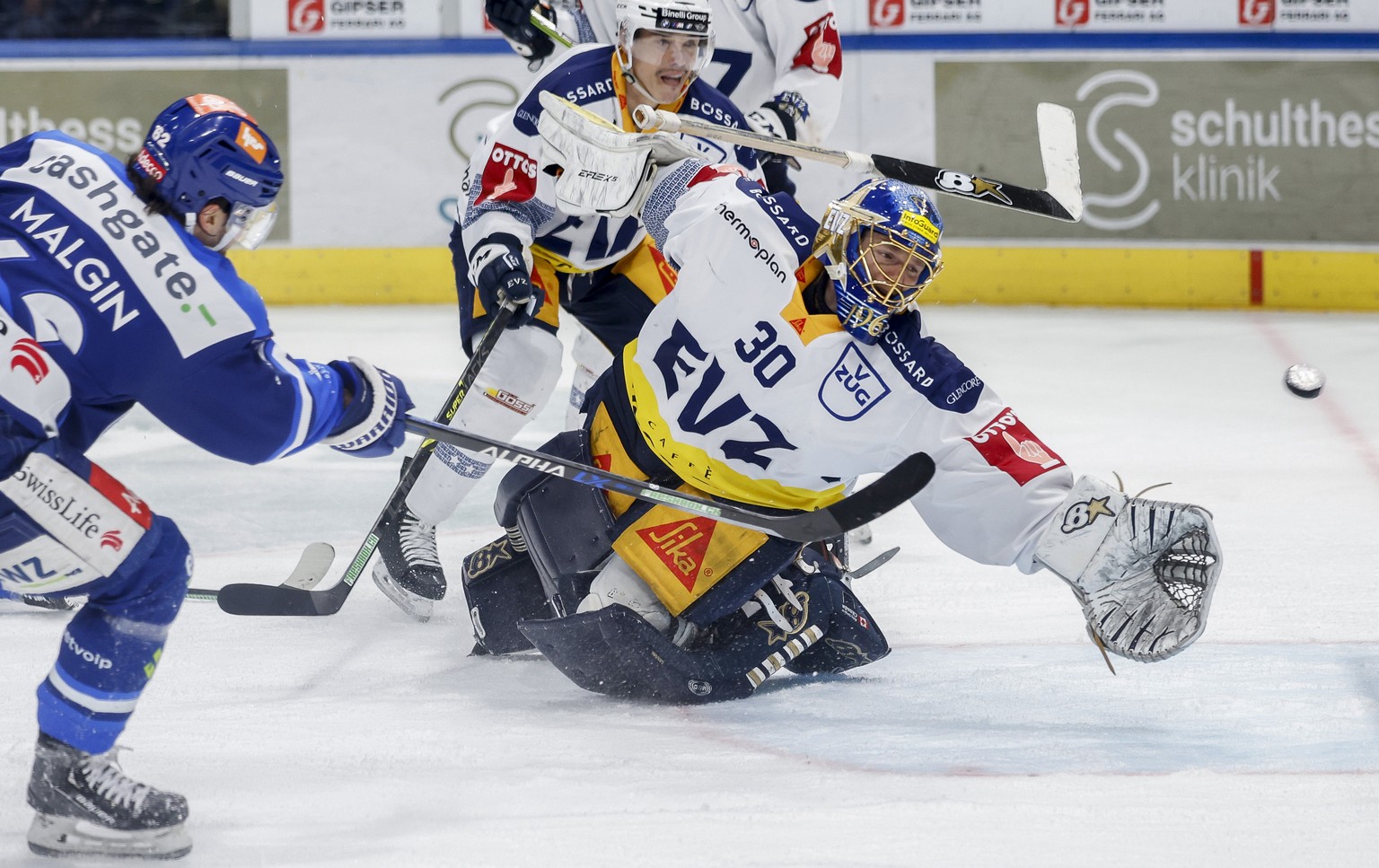 Zuerichs Denis Malgin trifft zum 2:1 gegen Zugs Torhueter Leonardo Genoni waehrend der 2. Partie des Playoff-Finals der National League zwischen den ZSC Lions und dem EV Zug, am Mittwoch, den 20. Apri ...