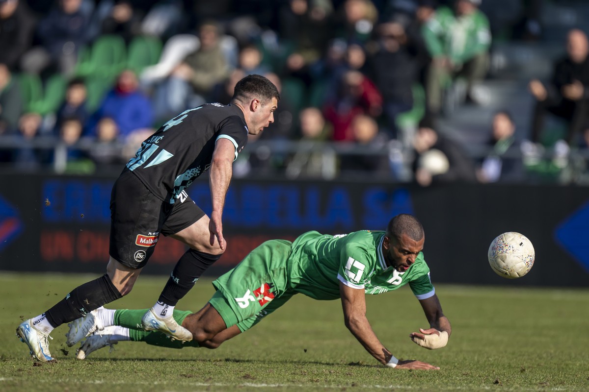 Jozo Stanic (SG), gauche, lutte pour le ballon avec Hugo Komano (YS), droite, lors de la rencontre de football de Swiss Super League entre le Yverdon Sport FC, YS, et le FC St.Gallen 1879, SG, ce dima ...