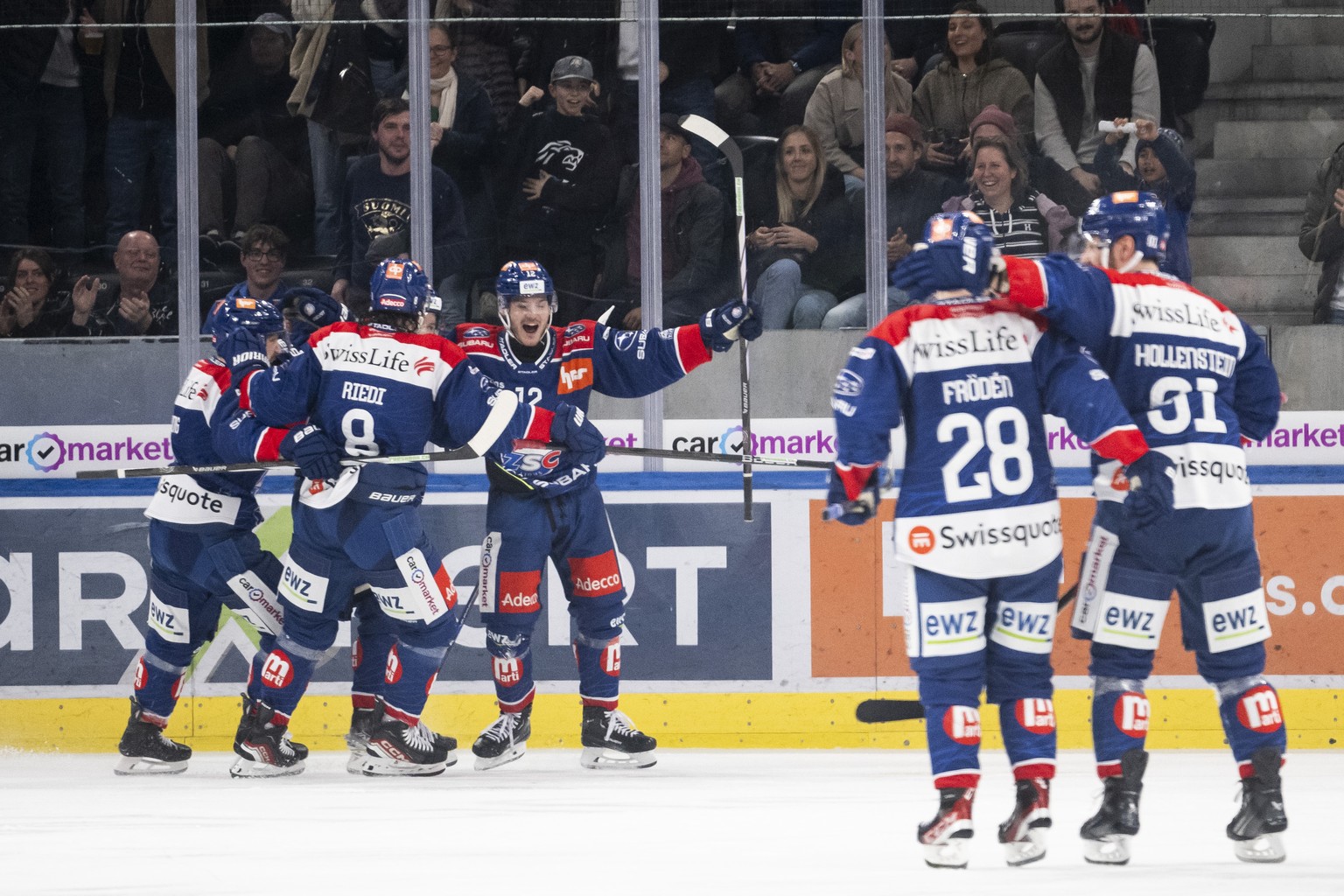 Zuerichs Yannick Zehnder, Mitte, jubelt nach seinem 3:2 Tor im dritten Playoff Eishockeyspiel der National League zwischen den ZSC Lions und dem EHC Biel, am Mittwoch, 20. Maerz 2024, in der Swiss Lif ...