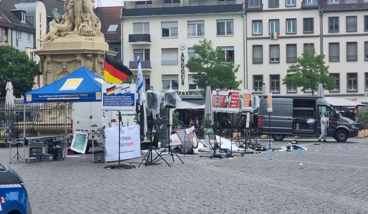 31.05.2024, Baden-W�rttemberg, Mannheim: Mitarbeiter der Spurensicherung sind nach einer Messerattacke auf dem Mannheimer Marktplatz im Einsatz. Bei einem Einsatz auf dem Mannheimer Marktplatz hat die ...