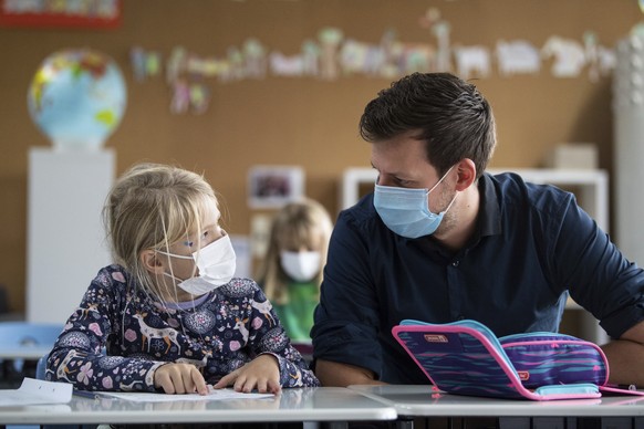 Teacher Joschka Dusil and students of classes 1, 2 and 4 of the Liebenauschule school learn during an afternoon lesson in the program &quot;Learning with Tailwind&quot; in Neckartailfingen, Germany, T ...