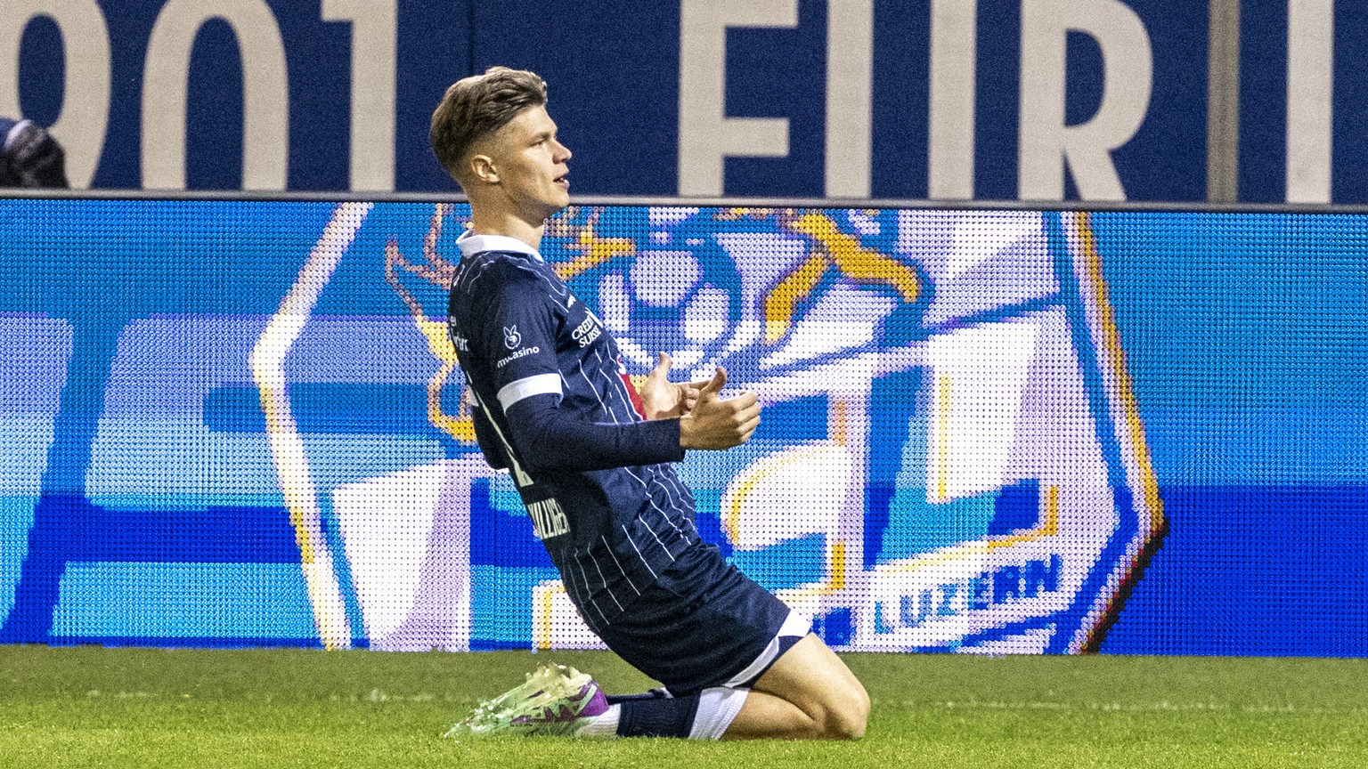 Lars Villiger von Luzern feiert sein Tor zum 1:0 beim Super League Meisterschaftsspiel zwischen dem FC Luzern und dem Yverdon Sport FC vom Donnerstag, 4. April 2024 in Luzern. (KEYSTONE/Urs Flueeler)