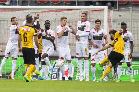 Le joueur bernois Miralem Sulejmani, droite, marque le 0:1 sur coup-franc au gardien valaisan lors de la rencontre de football de Super League entre le FC Sion et le BSC Young Boys ce dimanche 7 mai 2 ...