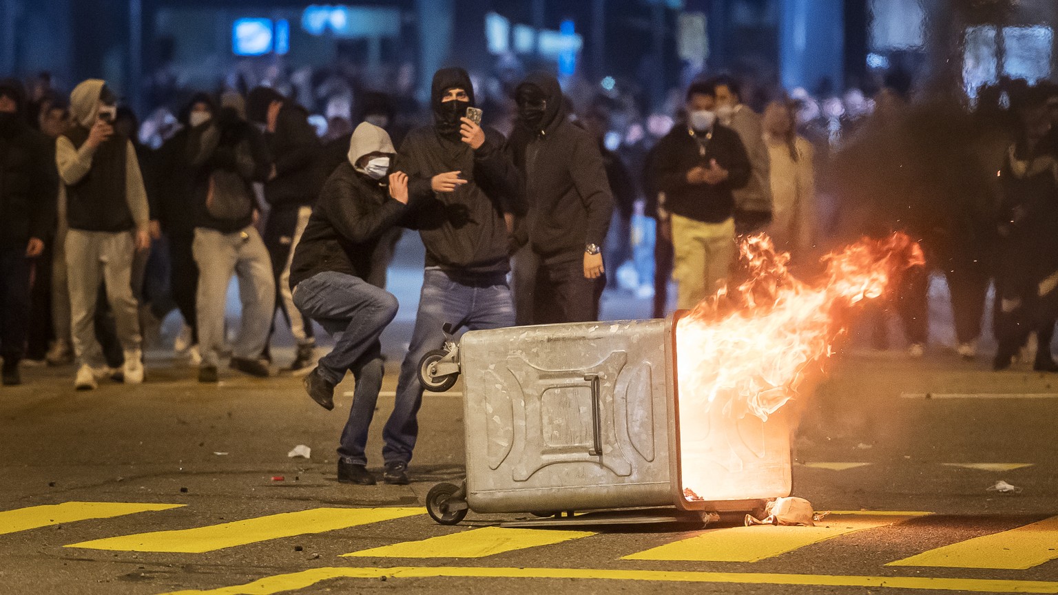 Ein brennender Container am Freitag, 2. April 2021, in St. Gallen. In der St. Galler Innenstadt haben Jugendliche am Freitagabend die Polizei attackiert. Sie bewarfen die Einsatzkraefte gegen 21 Uhr m ...