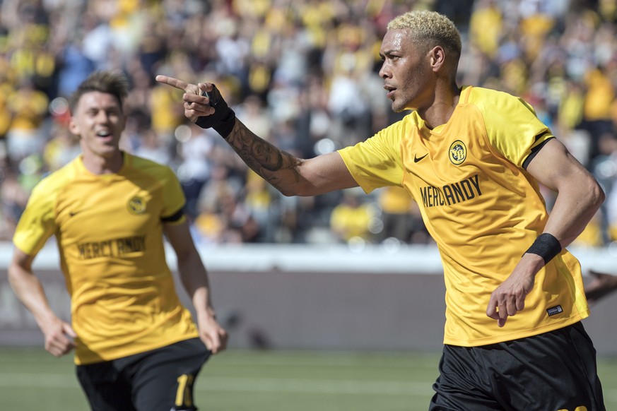 YBs Guillaume Hoarau , rechts, und Christian Fassnacht feiern den Treffer zum 3:0 im Duell im Fussball Meisterschaftsspiel der Super League zwischen den Berner Young Boys und dem FC Lausanne-Sport, am ...