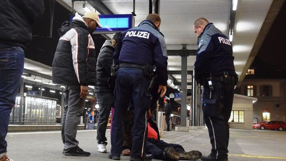 Polizeialltag: Regionalpolizisten kümmern sich in Brugg um eine betrunkene Person. Oft sind auch Aggressionen im Spiel. (Symbolbild)