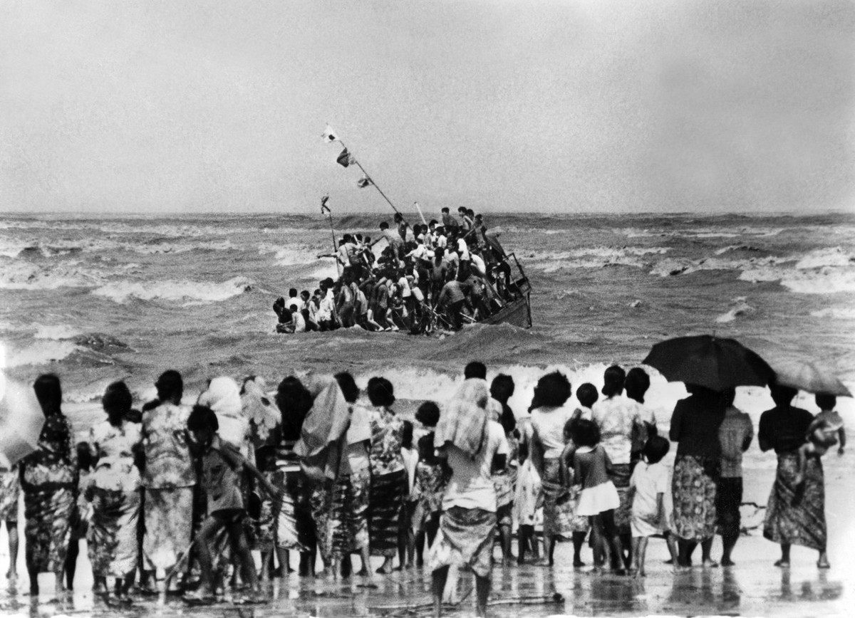 Vietnamesische Fluechtlinge treffen am 3. Dezember 1978 als "Boat-people" nach einer gefaehrlichen Seefahrt mit ueberbelegen Booten in Hong Kong, China, ein. (KEYSTONE/Str) === ===