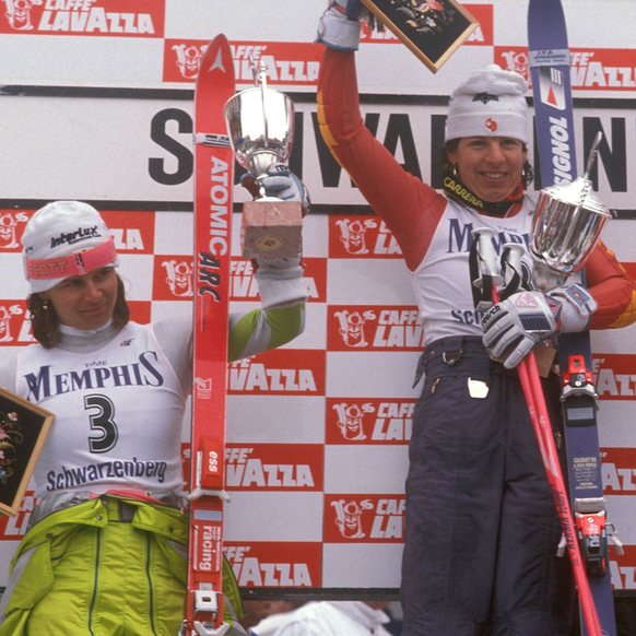IMAGO / WEREK

Vreni Schneider (Mitte) freut sich mit Maria Walliser (re., beide Schweiz) und Ulrike Maier (Österreich) über ihren Weltcupsieg im Riesenslalom Alpiner Skilauf Damen Weltcup 1988/1989,  ...