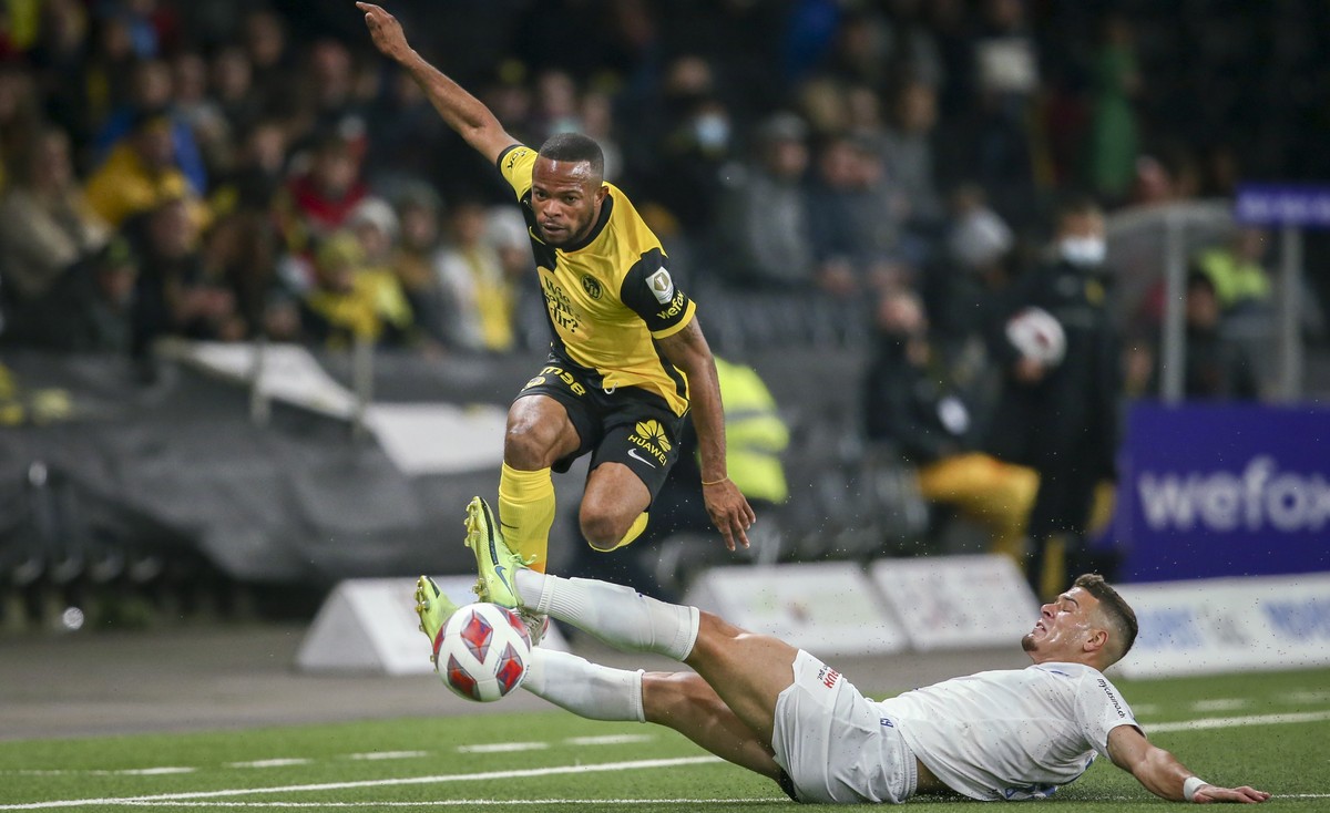 YB's Meschack Elia, links, im Duell mit Luzerns Filip Urginic im Fussball Meisterschaftsspiel der Super League zwischen den Berner Young Boys und dem FC Luzern, am Samstag, 16. Oktober 2021, im W ...
