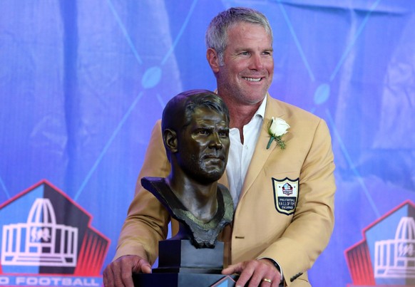 NFL, American Football Herren, USA Pro Football Hall of Fame Enshrinement, Aug 6, 2016 Canton, OH, USA Former Green Bay quarterback Brett Favre stands with his bust during the 2016 NFL Hall of Fame en ...