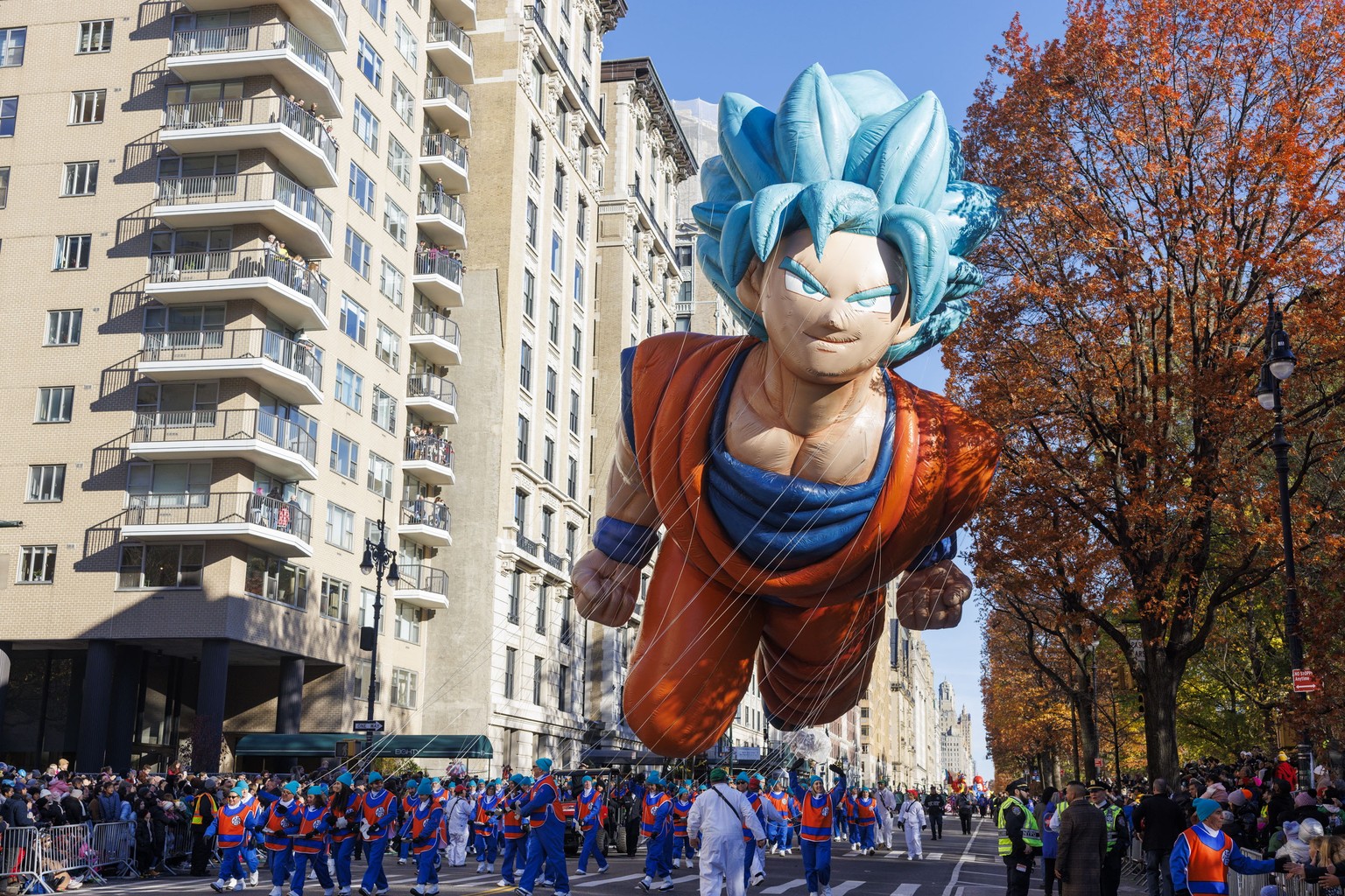 epa10991172 The Goku balloon crashes into a tree as it makes its way through Central Park West during the Macy's Thanksgiving Day Parade in New York, New York, USA, November 23, 2023. EPA/SARAH ...