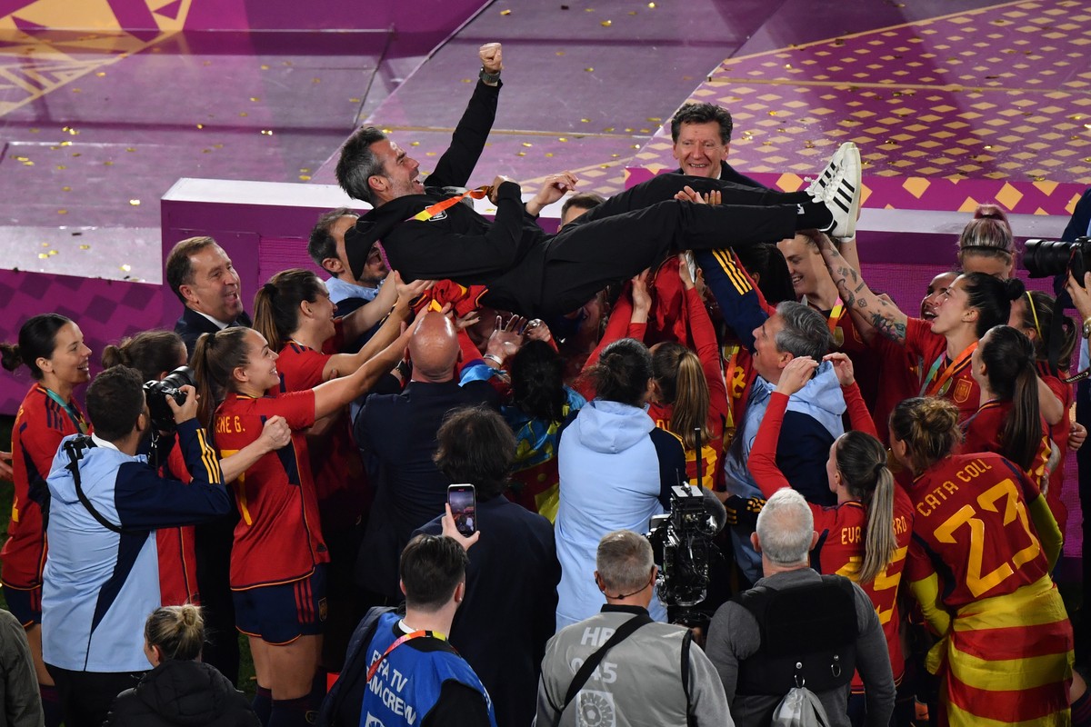 epa10809652 Spain?s players celebrate with coach Jorge Vilda after winning the FIFA Women's World Cup 2023 Final soccer match between Spain and England at Stadium Australia in Sydney, Australia,  ...