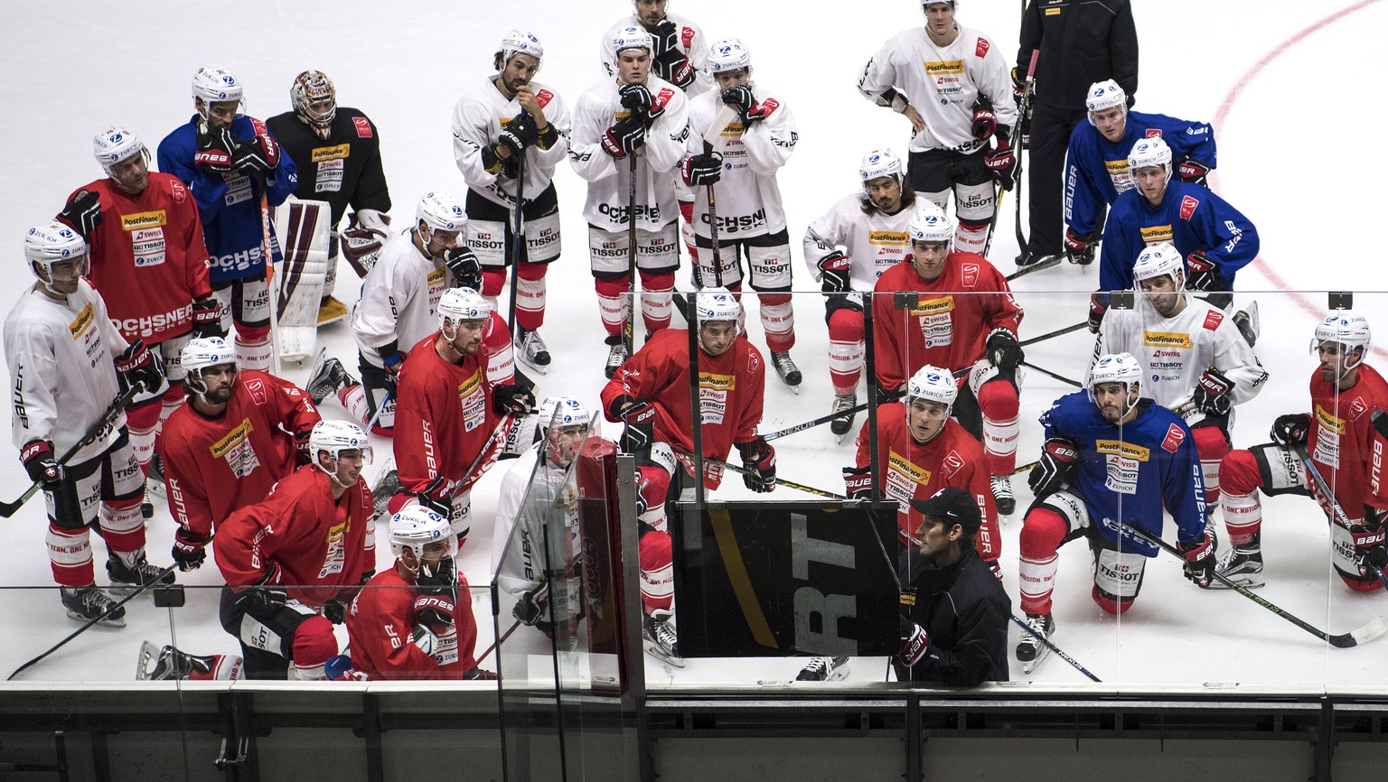 Die Schweizer Eishockey Nationalspieler verfolgen die Anweisungen ihres Trainers Patrick Fischer bei einer Trainingseinheit, am Donnerstag, 3. November 2016, im Curt-Frenzel-Stadion in Augsburg. Die N ...