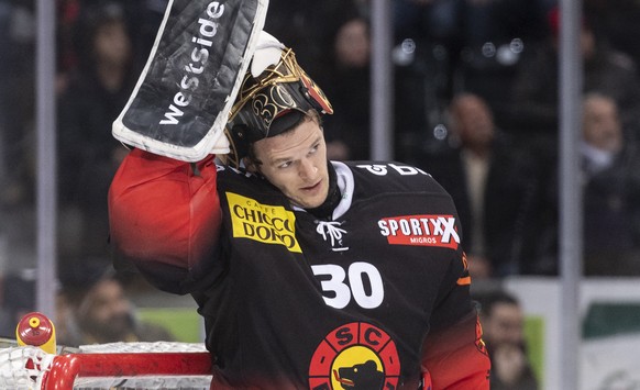 Bern Goalie Leonardo Genoni lueftet seinen Helm im dritten Eishockey Playoff-Viertelfinalspiel der National League zwischen dem SC Bern und dem Geneve-Servette HC am Donnerstag, 14. Maerz 2019 in der  ...