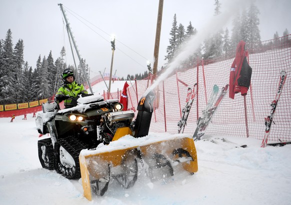 epa07354664 Course workers prepare the slope prior to the Men&#039;s Downhill race at the FIS Alpine Skiing World Championships in Are, Sweden, 09 February 2019. EPA/CHRISTIAN BRUNA