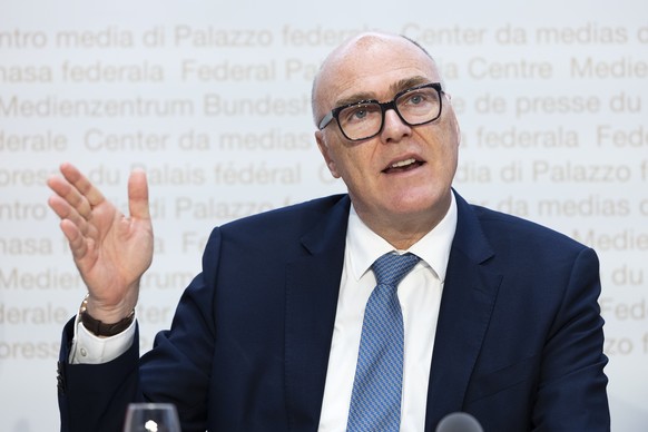 Bundesrat Martin Pfister spricht waehrend einer Medienkonferenz zur Service-Citoyen-Initiative, am Freitag, 10. Oktober 2025 in Bern. (KEYSTONE/Peter Klaunzer)