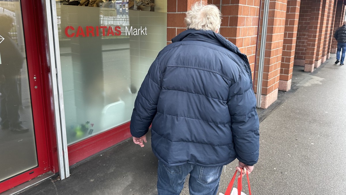 Caritas-Rentner spricht über sein monatliches Renteneinkommen und über die 13. AHV-Rente. Pensionierte.