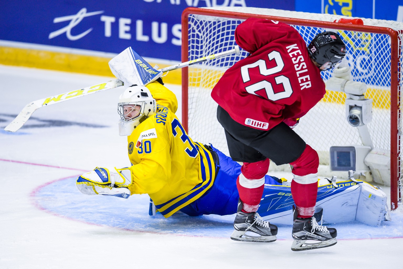 Tino Kessler trifft zum 3:7 gegen die dominierenden Schweden.&nbsp;