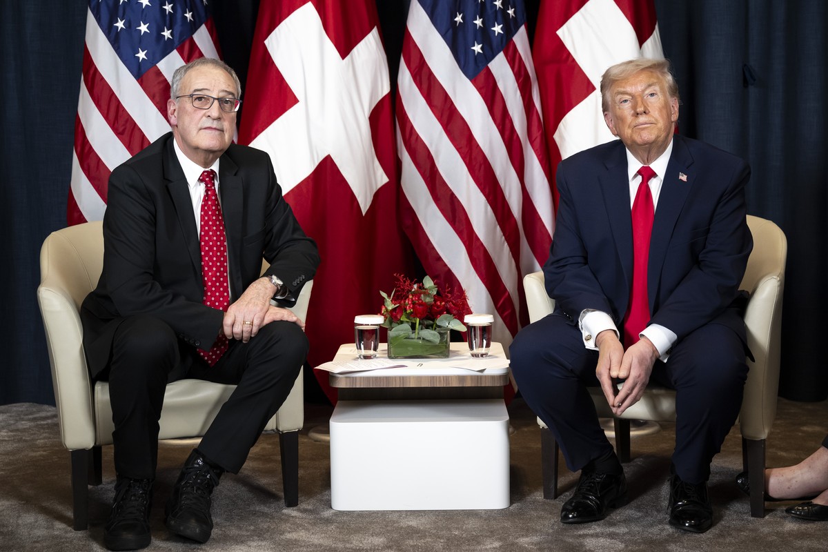 KEYPIX - Switzerland's Federal President Guy Parmelin, left, and US President Donald Trump, right, takes a pose prior to a bilateral meeting in Congress Centre on the sideline of the 56th annual  ...