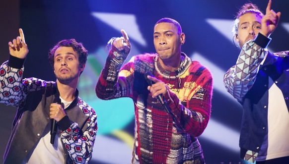 Guillaume Hoarau singt mit Lo und Leduce an der Verleihung des Credit Suisse Sports Awards 2018, aufgenommen am Sonntag, 09. Dezember 2018, in Zuerich. (KEYSTONE/Melanie Duchene)