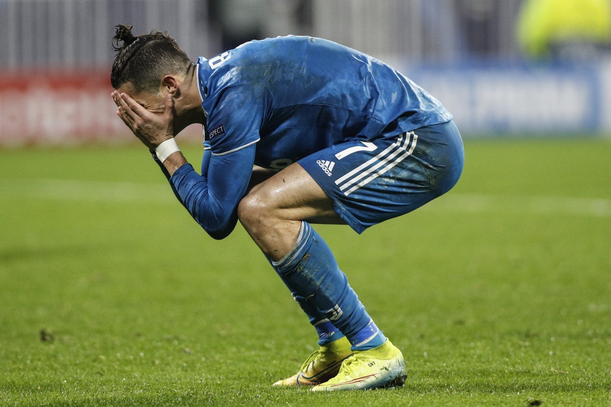 epa08250852 Cristiano Ronaldo of Juventus FC reacts during the UEFA Champions League round of 16 first leg soccer match between Olympique Lyon and Juventus FC in Lyon, France, 26 February 2020. EPA/YO ...