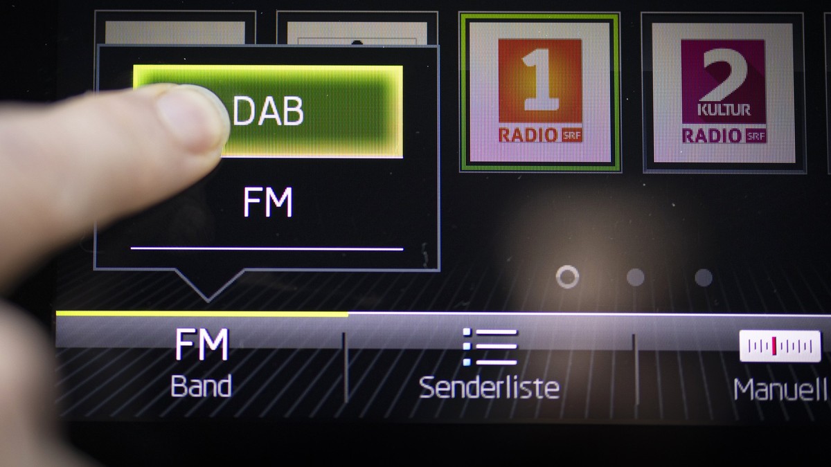 Eine Person schaltet ein Autoradio von FM auf DAB um, aufgenommen am Mittwoch, 6. November 2024 in Zuerich. Am 31. Dezember 2024 werden die UKW-Frequenzen der SRG-Radios eingestellt. Diese sind dann n ...