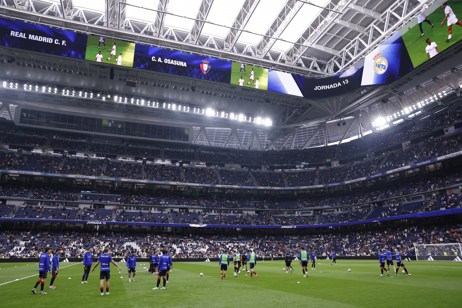 epa11711423 Players warm up before the Spanish LaLiga soccer match between Real Madrid and Osasuna at Santiago Bernabeu stadium in Madrid, Spain, 09 November 2024. EPA/Daniel Gonzalez