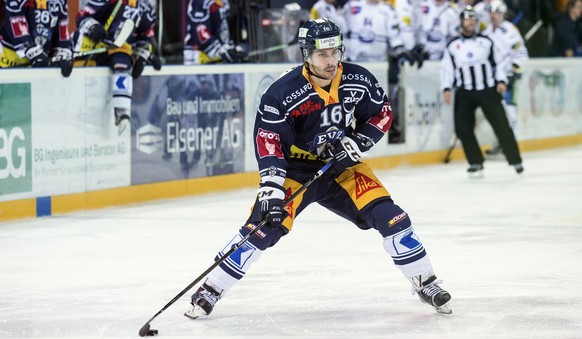 Zugs Raphael Diaz im Eishockey Meisterschaftsspiel der National League A zwischen dem EV ZUG und dem HC Ambri-Piotta, am Dienstag, 15. November 2016, in der Bossard Arena in Zug.(KEYSTONE/Alexandra We ...