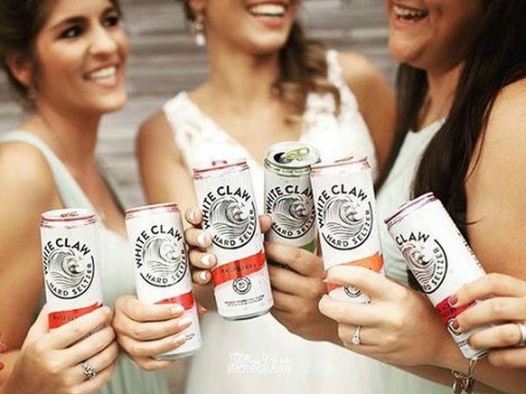 white claw girls trinken alkohol mineralwasser hard seltzer