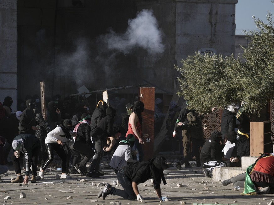 Palestinians clash with Israeli security forces at the Al Aqsa Mosque compound in Jerusalem&#039;s Old City Friday, April 15, 2022. (AP Photo/Mahmoud Illean)