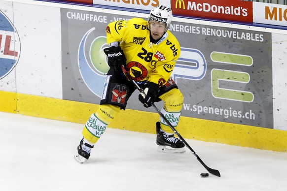 ARCHIVBILD ZUR MELDUNG DES SC BERN ZUM VERZICHT AUF EINE VERTRAGSVERLAENGERUNG MIT MARTIN PLUESS, AM DONNERSTAG, 16. FEBRUAR 2017 ---- Bern&#039;s center Martin Pluess controls the puck, during the ga ...