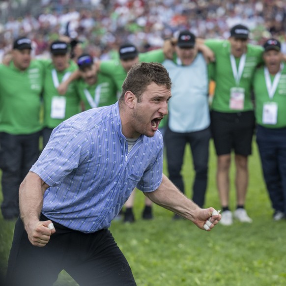 Armon Orlik jubelt, nachdem er den Titel Schwingerkoenig erben konnte, am Eidgenoessischen Schwing- und Aelplerfest 2025 Glarnerland (ESAF), am Sonntag, 31. August 2025, in Mollis. (KEYSTONE/Gian Ehre ...