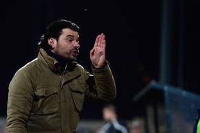 Ciriaco Sforza zeigt seinem FCW die Richtung an, genützt hat's gegen Schaffhausen nichts.