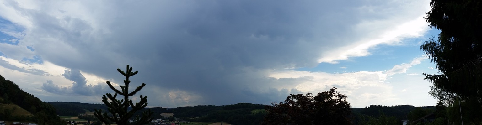 «Gewitterstimmung in Gränichen (Blickrichtung Westen) um ca. 15:45 Uhr...es braut sich was zusammen», schreibt uns Baba