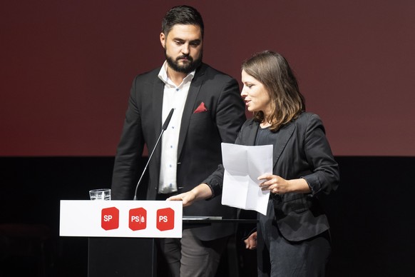 Die Co-Praesidenten Mattea Meyer, rechts, und Cedric Wermuth anlaesslich dem Parteitag der SP Schweiz, am Samstag, 26. August 2023, in Biel. (KEYSTONE/Peter Schneider)