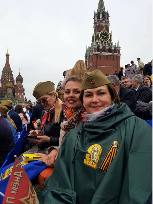 Das Foto von «Proekt», welches Natalia Thiébaud Kondratieva während einer Parade auf dem Roten Platz 2019 zeigt.