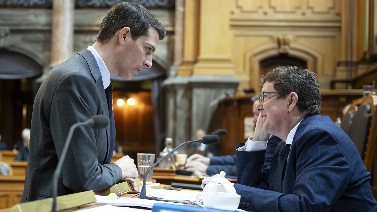 Thierry Burkart, FDP-AG, links, spricht mit Bundesrat Albert Roesti, rechts, waehrend der Fruehlingssession der Eidgenoessischen Raete, am Donnerstag, 29. Februar 2024 im Staenderat in Bern. (KEYSTONE ...