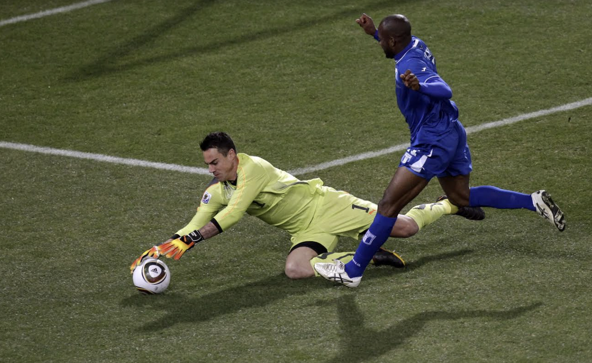 Une intervention parmi tant d'autres, ici face au Honduras à la Coupe du monde 2010.