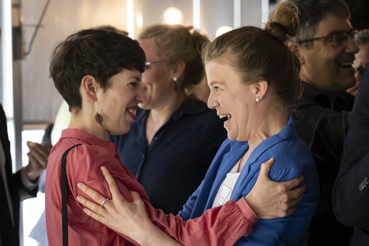 Lisa Mazzone, Praesidentin Gruene Schweiz, links, und Nationalraetin Nadine Masshardt, SP-BE, rechts, jubeln nach den Hochrechnungen der Abstimmungen, am Versammlungsort der Befuerworter des Stromgese ...