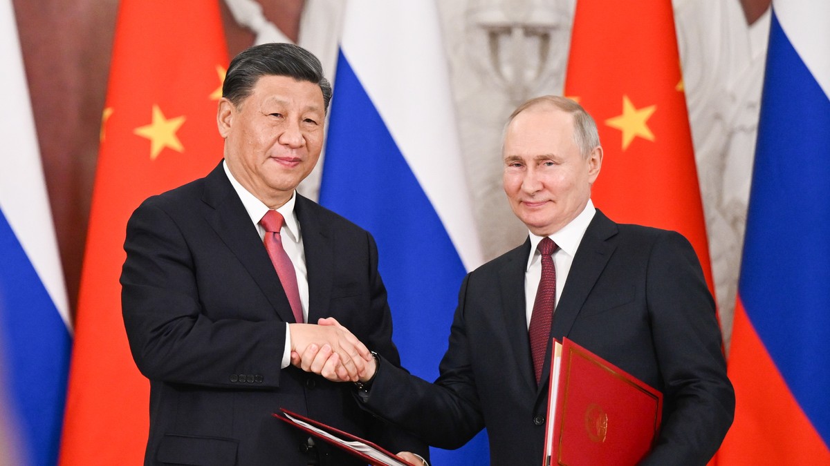 epa10536292 Chinese President Xi Jinping and Russian President Vladimir Putin shake hands after jointly signing a Joint Statement of the People's Republic of China and the Russian Federation on & ...