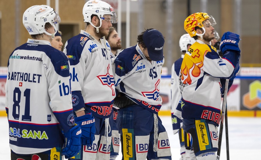 Die enttaeuschten Klotener nach dem verlorenen sechsten Eishockey Playoff-Finalspiel der Swiss League zwischen dem HC Ajoie und dem EHC Kloten, in der Raiffeisen Arena in Pruntrut, am Mittwoch, 28. Ap ...