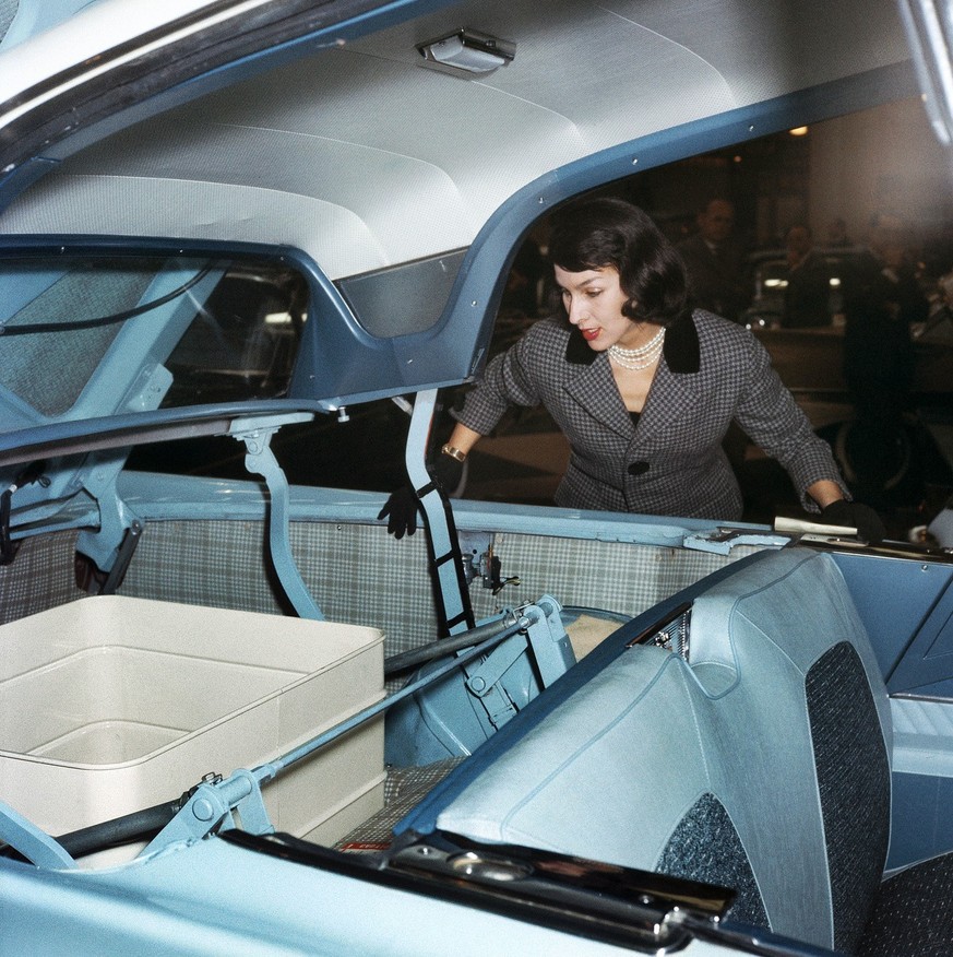 Ein Model schaut in ein Cabriolet, aufgenommen am 28. Internationalen Automobilsalon von Genf, im Maerz 1958 in Genf. (KEYSTONE/PHOTOPRESS-ARCHIV/Str)=== === : FILM, Mittelformat]