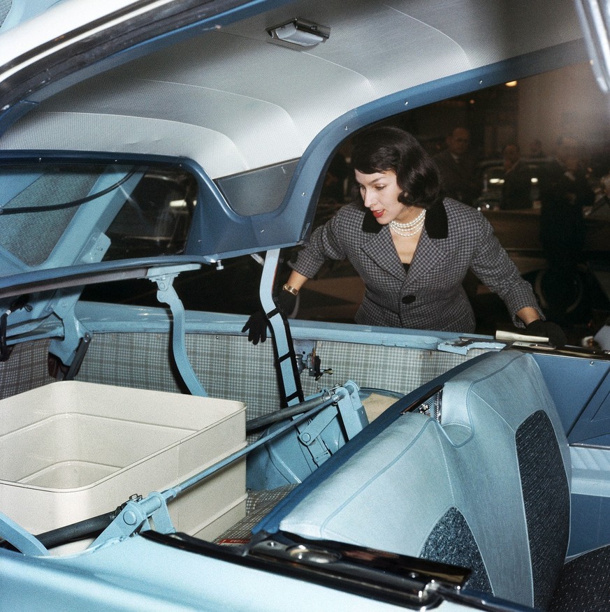 A model looks at a convertible taken at the 28th Geneva International Motor Show, March 1958 in Geneva.  (KEYSTONE/PHOTOPRESS ARCHIVE/Str)=== === : FILM, medium format]