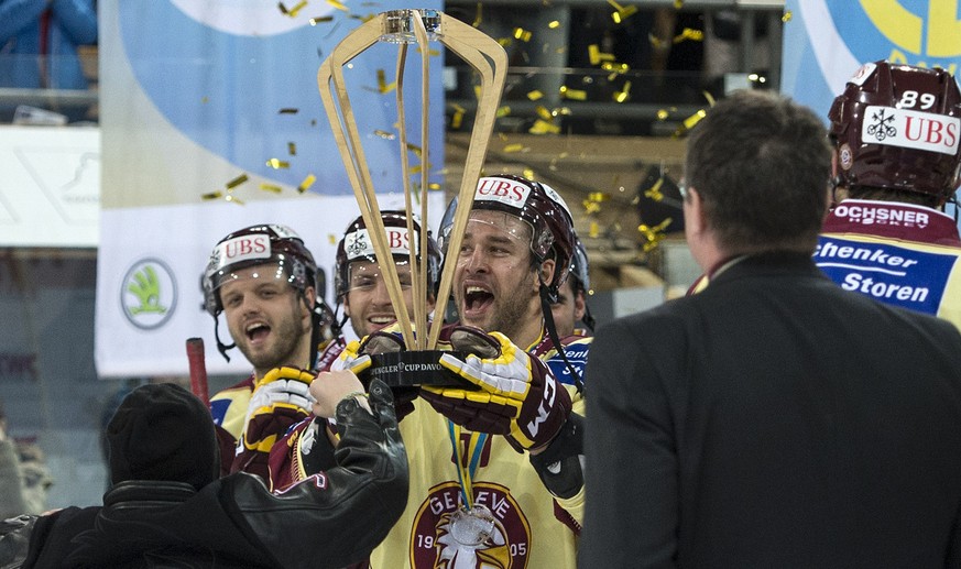 Um diese Trophäe – hier in den Händen von Servette-Captain Goran Bezina – geht's.