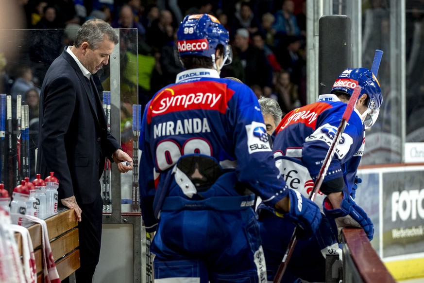 ZSC Lions Cheftrainer Serge Aubin auf dem Weg in die Garderobe nach der 1-5 Niederlage im Eishockey-Meisterschaftsspiel der National League A zwischen den ZSC Lions und dem HC Davos am Sonntag, 25. No ...