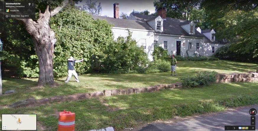 Merkwürdiges Zeug auf Google Street View 
https://www.cnet.com/pictures/crazy-images-caught-on-google-street-view/