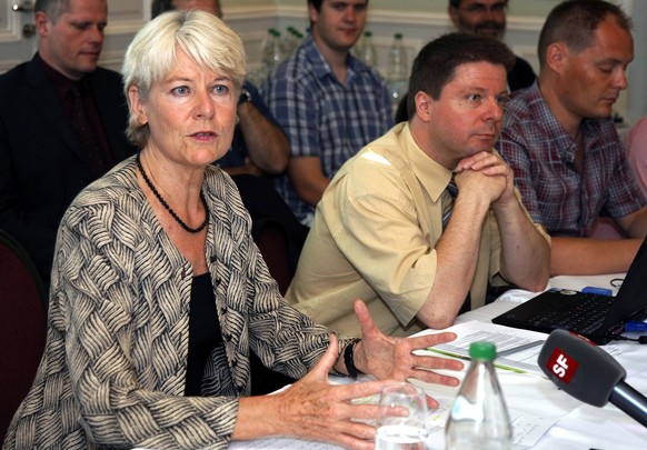 Martin Baeumle, rechts, Nationalrat und Gruendungspraesident der Gruenliberalen Partei Schweiz orientiert mit Staenderatskandidatin Verena Diener, links, am Donnerstag, 19. Juli 2007, ueber die neue P ...