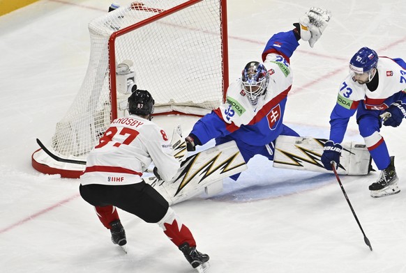 Slowaken-Keeper Adam Huska fährt gegen Kanadas Superstar Sidney Crosby die Blitze aus.